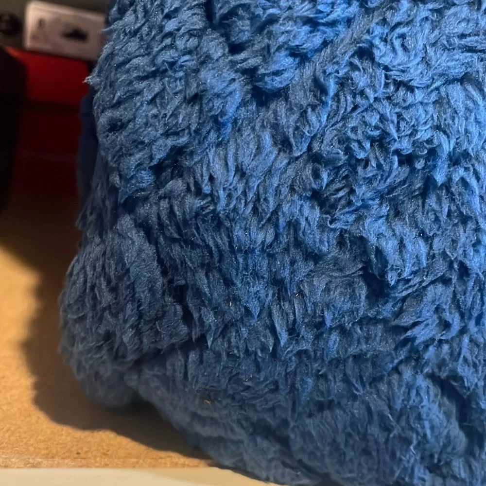 DKNY Pinsonic Sherpa Full / Queen Blanket blue 90”x90” polyester new